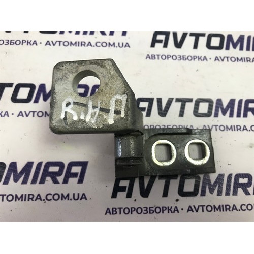 Петля дверей передніх правих нижня Opel Corsa D HB 5дв. 2006-2014 13180568